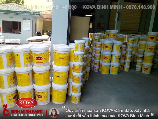 Khách hàng mua sơn KOVA nhà máy Hà Nội tại KOVA Bình Minh 8