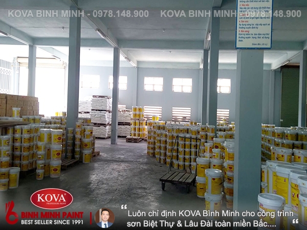 Khách hàng mua sơn KOVA nhà máy Hà Nội tại KOVA Bình Minh 9